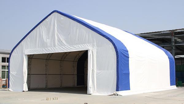 Hangar de estructura de acero moderno
