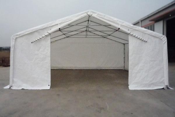 Carpa improvisada para exhibición
